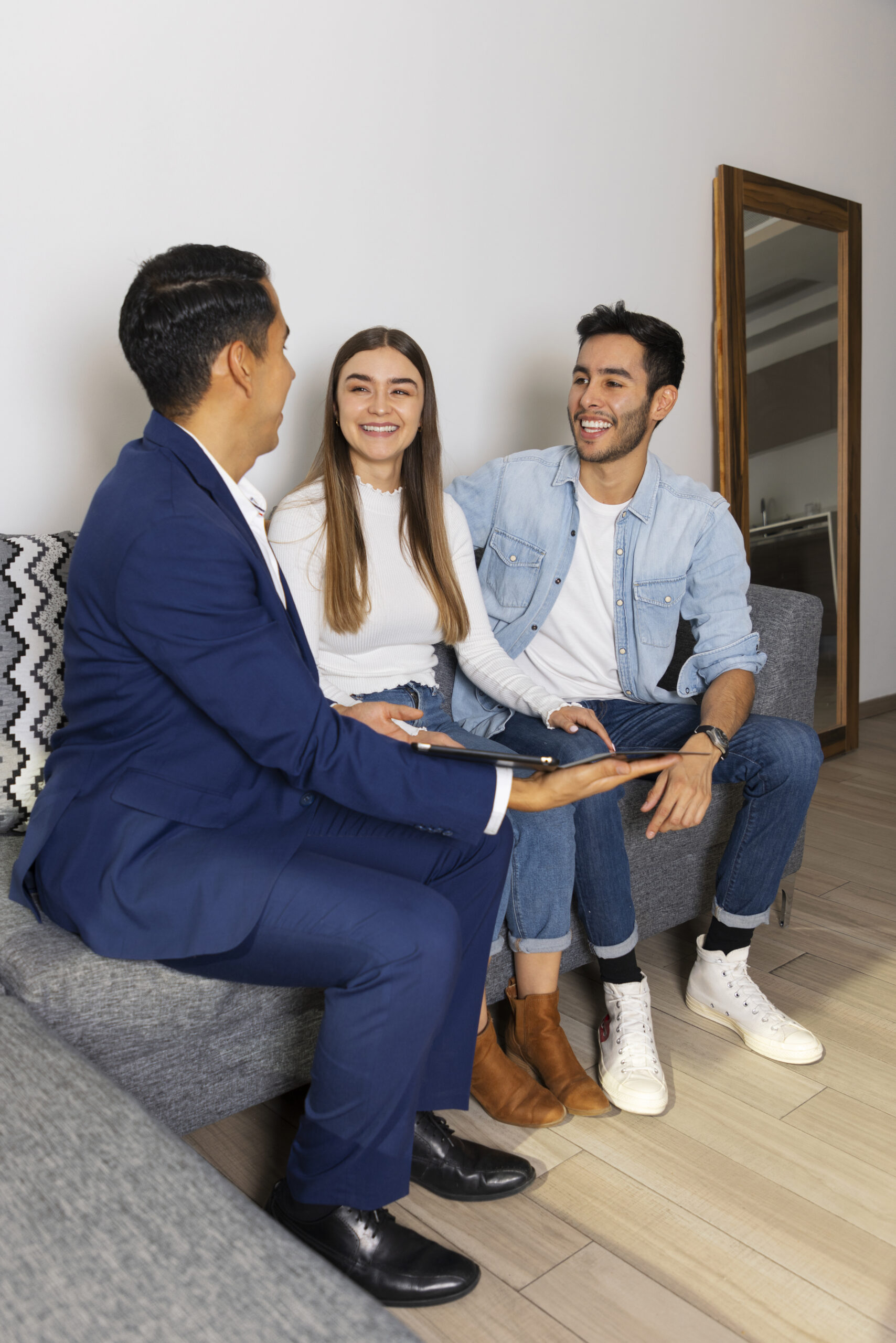 full-shot-couple-talking-real-estate-agent POLICY4SURE